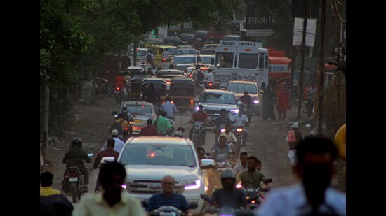 Traffic chaos on Undri - NIBM road on Tuesday.(Photo by ) (Ravindra Joshi/HT PHOTO)