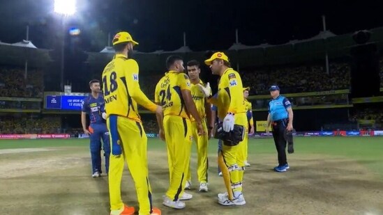 MS Dhoni seen having a word with his bowler who overstepped thrice against LSG. (Screengrab)