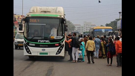 ow, to cater to the demands, the PMPML has decided to increase the number of buses from various locations across the city to the foothill of the fort. (HT PHOTO)