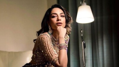 "What I wore to the Vizag reception - this wildly impressive saree from @papadontpreachbyshubhika I felt like a phuljhadi, like a heather flower, like little Miss going all out!," Sobhita Dhulipala captioned her post. (Instagram/@sobhitad) "What I wore to the Vizag reception - this wildly impressive saree from @papadontpreachbyshubhika I felt like a phuljhadi, like a heather flower, like little Miss going all out!," Sobhita Dhulipala captioned her post. (Instagram/@sobhitad)