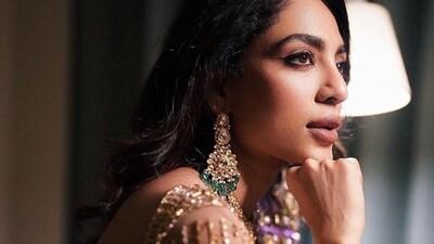 Giving a shoutout to the people behind putting her look together, Sobhita Dhulipala wrote, "Full marks to @tanishqmalhotraa for putting this unexpected look together. I’ve not done something like before and man, it was full mazaa! Hmu @shraddhamishra8 (you did this in 7 mins bro award milna chahiye). Images by enthu cutlet dearies at @redknot_weddings." (Instagram/@sobhitad) Giving a shoutout to the people behind putting her look together, Sobhita Dhulipala wrote, "Full marks to @tanishqmalhotraa for putting this unexpected look together. I’ve not done something like before and man, it was full mazaa! Hmu @shraddhamishra8 (you did this in 7 mins bro award milna chahiye). Images by enthu cutlet dearies at @redknot_weddings." (Instagram/@sobhitad)