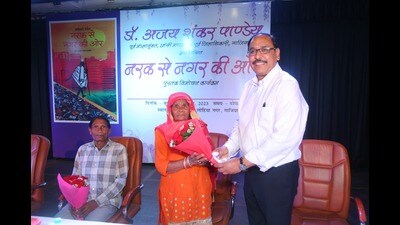 Author Ajay Shankar Pandey shared the stage with two elderly sanitation workers. (HT Photo)
