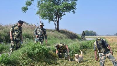 Border Security Force personnel carrying out a search near Mehandipur village in Tarn Taran district on Wednesday. (HT Photo) Border Security Force personnel carrying out a search near Mehandipur village in Tarn Taran district on Wednesday. (HT Photo)