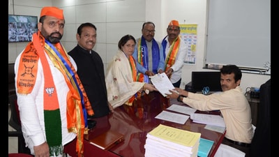 Landge (left) recently launched the Parivartan Helpline service to provide people with various types of assistance. According to police, on Tuesday evening, an unknown person sent a message to the helpline number. (HT PHOTO) Landge (left) recently launched the Parivartan Helpline service to provide people with various types of assistance. According to police, on Tuesday evening, an unknown person sent a message to the helpline number. (HT PHOTO)