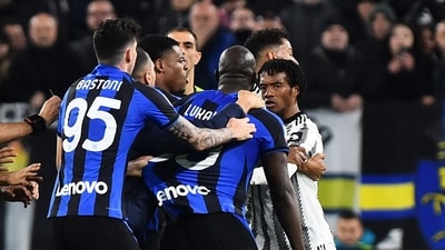 Inter Milan's Romelu Lukaku and Denzel Dumfries clash with Juventus' Juan Cuadrado (REUTERS)