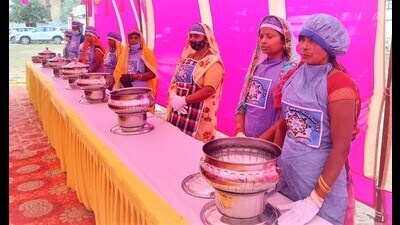 This is for the first time that the state government has released funds to purchase uniform for the cooks. (HT Photo) This is for the first time that the state government has released funds to purchase uniform for the cooks. (HT Photo)