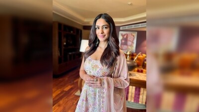 Mrunal Thakur elegantly poses for the camera flaunting her beautiful outfit. (Instagram/@mrunalthakur) Mrunal Thakur elegantly poses for the camera flaunting her beautiful outfit. (Instagram/@mrunalthakur)