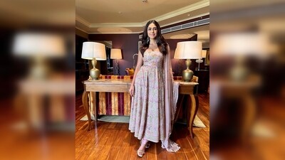 Mrunal Thakur matched her makeup with her ensemble and opted for the soft glam look. (Instagram/@mrunalthakur) Mrunal Thakur matched her makeup with her ensemble and opted for the soft glam look. (Instagram/@mrunalthakur)