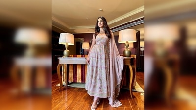 Mrunal Thakur paired her look with kitten heels and statement dangler earrings. (Instagram/@mrunalthakur) Mrunal Thakur paired her look with kitten heels and statement dangler earrings. (Instagram/@mrunalthakur)