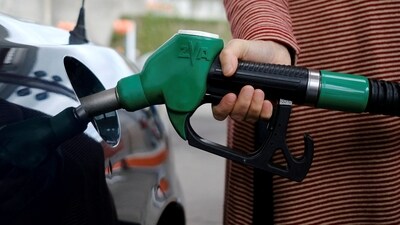In Delhi, petrol and diesel prices stood at ₹96.72 and ₹89.62 per litre, (Representative/Reuters) In Delhi, petrol and diesel prices stood at ₹96.72 and ₹89.62 per litre, (Representative/Reuters)
