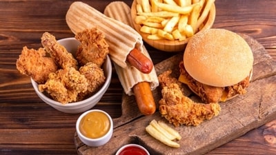 Don't eat heavy meals before bedtime: Eating a large meal before bed can make it difficult to fall asleep. It's best to eat a light meal a few hours before bedtime. (Unsplash) Don't eat heavy meals before bedtime: Eating a large meal before bed can make it difficult to fall asleep. It's best to eat a light meal a few hours before bedtime. (Unsplash)