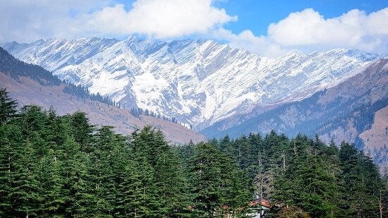 3. Manali: A perfect destination for adventure seekers, Manali offers a range of activities ranging from paragliding, skiing, river rafting to trekking. Surrounded by the Pir Panjal and Dhauladhar range, this hill station is a perfect escape from the scorching sun.(Pixabay)