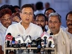 Congress leader Randeep Surjewala with former Karnataka CM Siddaramaiah and KPCC President DK Shivkumar addresses the media on upcoming Karnataka Assembly polls, in New Delhi, Thursday, April 6, 2023.(PTI)