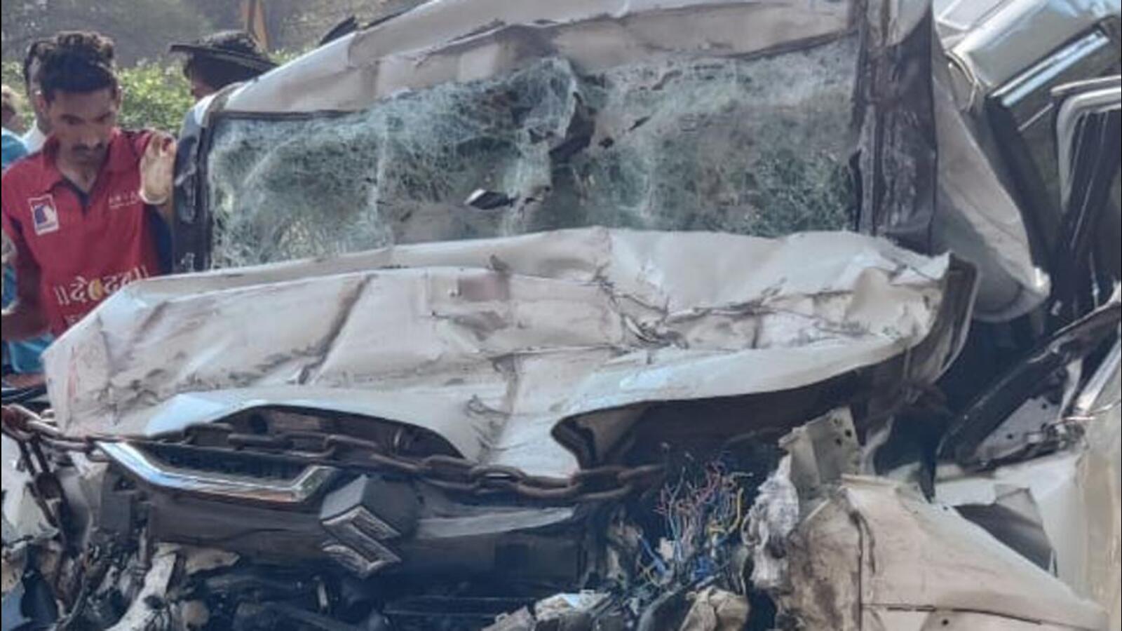 4 killed as car rams into parked truck on Pune-Mumbai expressway ...