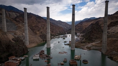An aerial view shows buildings and the top of a minaret in the rising water of the artificial lake which gradually submerged the village of Yusufeli as it retains the flow of the Coruh River, on April 5, 2022. (Yasin Akgul / AFP) An aerial view shows buildings and the top of a minaret in the rising water of the artificial lake which gradually submerged the village of Yusufeli as it retains the flow of the Coruh River, on April 5, 2022. (Yasin Akgul / AFP)