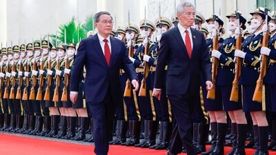 In this photo released by China's Xinhua News Agency, Chinese Premier Li Qiang, left, and Singapore's Prime Minister Lee Hsien Loong review an honor guard during a welcome ceremony at the Great Hall of the People in Beijing, Saturday, April 1, 2023. (Ding Lin/Xinhua via AP) (AP) In this photo released by China's Xinhua News Agency, Chinese Premier Li Qiang, left, and Singapore's Prime Minister Lee Hsien Loong review an honor guard during a welcome ceremony at the Great Hall of the People in Beijing, Saturday, April 1, 2023. (Ding Lin/Xinhua via AP) (AP)