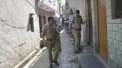 Ghaziabad police officers investigate in the neighbourhood where the woman was murdered.. (Sakib Ali/HT Photo) Ghaziabad police officers investigate in the neighbourhood where the woman was murdered.. (Sakib Ali/HT Photo)