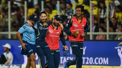 Gujarat Titans' Kane Williamson (C) is helped by teammates back to Pavillion after he was injured during the Indian Premier League (IPL) Twenty20 cricket match between Gujarat Titans and Chennai Super Kings at the Narendra Modi Stadium in Ahmedabad on March 31, 2023. (Photo by Punit PARANJPE / AFP) / IMAGE RESTRICTED TO EDITORIAL USE - STRICTLY NO COMMERCIAL USE (AFP) Gujarat Titans' Kane Williamson (C) is helped by teammates back to Pavillion after he was injured during the Indian Premier League (IPL) Twenty20 cricket match between Gujarat Titans and Chennai Super Kings at the Narendra Modi Stadium in Ahmedabad on March 31, 2023. (Photo by Punit PARANJPE / AFP) / IMAGE RESTRICTED TO EDITORIAL USE - STRICTLY NO COMMERCIAL USE (AFP)