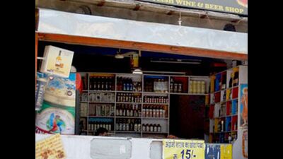Liquor contractors have also cited the higher licence fee in Chandigarh for the poor response, which is ₹6 crore on an average compared to ₹1.5 crore to ₹2 crore in Punjab. (HT File Photo) Liquor contractors have also cited the higher licence fee in Chandigarh for the poor response, which is ₹6 crore on an average compared to ₹1.5 crore to ₹2 crore in Punjab. (HT File Photo)