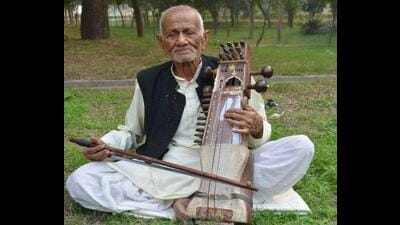 Maman Khan, 83, an eight-generation sarangi player, who hails from the princely state of Jind. (HT File) Maman Khan, 83, an eight-generation sarangi player, who hails from the princely state of Jind. (HT File)