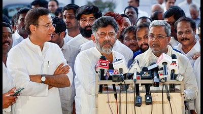 New Delhi: Congress leader Randeep Surjewala, former Karnataka CM Siddaramaiah and KPCC President DK Shivkumar address the media on upcoming Karnataka Assembly polls, in New Delhi, Thursday, April 6, 2023. (PTI Photo)(PTI04_06_2023_000288B) (PTI) New Delhi: Congress leader Randeep Surjewala, former Karnataka CM Siddaramaiah and KPCC President DK Shivkumar address the media on upcoming Karnataka Assembly polls, in New Delhi, Thursday, April 6, 2023. (PTI Photo)(PTI04_06_2023_000288B) (PTI)