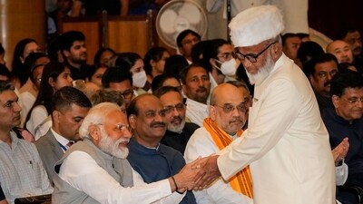 PM Modi being greeted by Shah Rasheed Ahmed Quadri as he arrives to receive Padma Shri for Art during Padma Awards 2023 ceremony on Wednesday. (PTI)