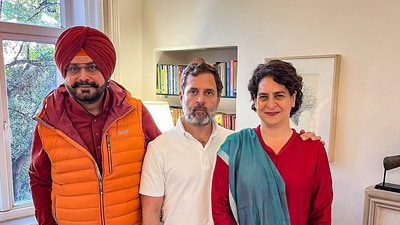 Congress leader Navjot Singh Sidhu meets party leaders Rahul Gandhi and Priyanka Gandhi Vadra in New Delhi, Thursday. (Twitter)