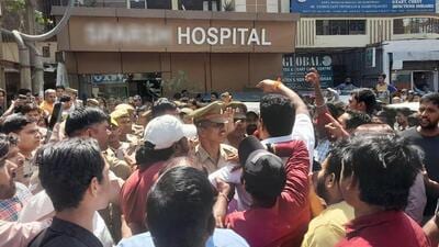 Protest outside the private hospital in Shalimar Garden in Sahibabad on Tuesday. The police had to send a force from Sahibabad to disperse protesters as the doctors, hospital staff, and other patients fled the hospital. (Sakib Ali/HT Photo) Protest outside the private hospital in Shalimar Garden in Sahibabad on Tuesday. The police had to send a force from Sahibabad to disperse protesters as the doctors, hospital staff, and other patients fled the hospital. (Sakib Ali/HT Photo)