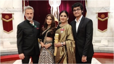 Raveena chose an elegant silk saree for the occasion. The simple drape comes adorned with a black patti border. She styled the six yards with a matching black half-sleeved blouse featuring gold jaal embroidery, a round neckline, cropped hem length, and a fitted silhouette.&nbsp; (Instagram)