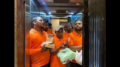 Swiggy delivery agents in an elevator. (Twitter/@kadaipaneeeer) Swiggy delivery agents in an elevator. (Twitter/@kadaipaneeeer)