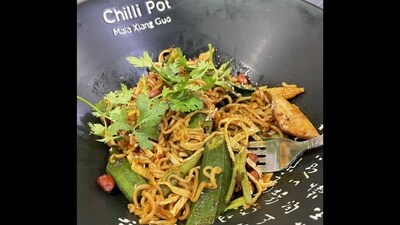 A pot of noodles cooked with bhindi and other vegetables. (Twitter/@satabdisambedna) A pot of noodles cooked with bhindi and other vegetables. (Twitter/@satabdisambedna)