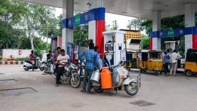 Petrol and diesel prices change according to the average price of benchmark fuel in the international market and foreign exchange rates. (Representative) Petrol and diesel prices change according to the average price of benchmark fuel in the international market and foreign exchange rates. (Representative)