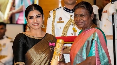 Raveena Tandon poses for pictures with President Droupadi Murmu as she presents the actor the Padmi Shri award for her contribution in films. (ANI) Raveena Tandon poses for pictures with President Droupadi Murmu as she presents the actor the Padmi Shri award for her contribution in films. (ANI)