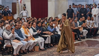 Raveena Tandon greets everyone at the Civil Investiture Ceremony-II, as Prime Minister Narendra Modi, Lok Sabha Speaker Om Birla and other dignitaries look on, at Rashtrapati Bhavan. (ANI) Raveena Tandon greets everyone at the Civil Investiture Ceremony-II, as Prime Minister Narendra Modi, Lok Sabha Speaker Om Birla and other dignitaries look on, at Rashtrapati Bhavan. (ANI)