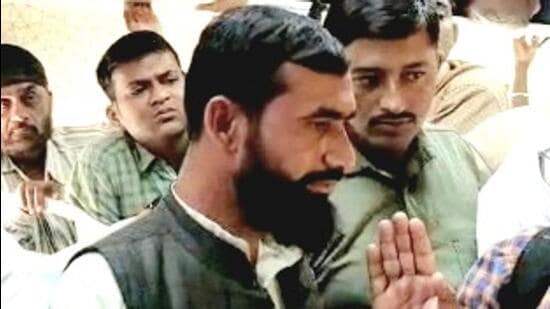 “The accused claimed that it is his mobile and he can take pictures and videos of whatever he wants. This led to the argument,” added the officer. “Further, as the angry passengers caught him red-handed, they dropped him at Kalyan station and handed him over to the railway police.” (HT PHOTO)