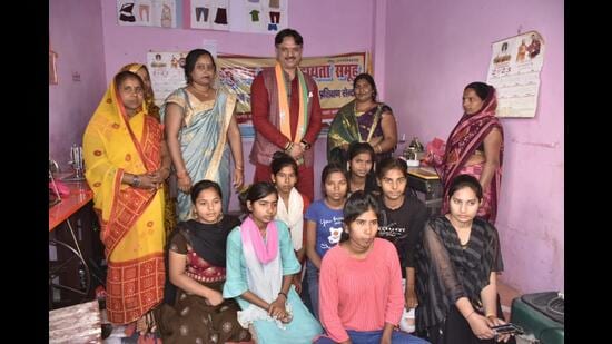 Bharatiya Janata Party (BJP) MLA Rajeshwar Singh during the inauguration of sewing-embroidery centre run by Shri Gayatri Janseva Sansthan and Nishu Welfare Foundation on Thursday. (HT PHOTO)