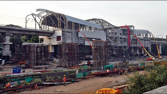 The roof of Chhatrapati Sambhaji Udyan metro station is designed in the shape of Shivaji Maharaj’s Mawla Pagadi (turban). Work was in full swing at this station on Thursday. (HT PHOTO)