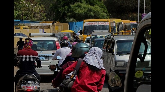 Traffic chaos near Sanskruti School, Undri on Thursday. (Ravindra Joshi/HT PHOTO)