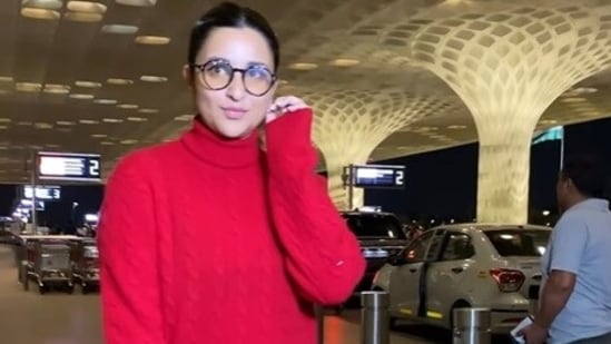 Parineeti Chopra spotted at Mumbai airport on Wednesday. (Viral Bhayani)