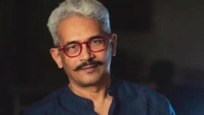 Atul Kulkarni starred as Ramesh Dholakia in Happy Family.