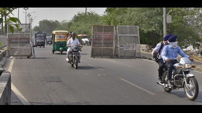 Barricade installed on the bridge near Chand Cinema in Ludhiana by the traffic police due poor condition of the bridge . (Gurpreet Singh/HT) Barricade installed on the bridge near Chand Cinema in Ludhiana by the traffic police due poor condition of the bridge . (Gurpreet Singh/HT)
