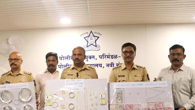 Inter state house break accused nabbed by Vashi cops , DCP Zone 1 Vivek Pansare shows the recovered valuables during a Press Conference, at DCP Zone 1 Office APMC in Navi Mumbai, India, on Thursday, April 6, 2023. (Bachchan Kumar/ HT PHOTO) Inter state house break accused nabbed by Vashi cops , DCP Zone 1 Vivek Pansare shows the recovered valuables during a Press Conference, at DCP Zone 1 Office APMC in Navi Mumbai, India, on Thursday, April 6, 2023. (Bachchan Kumar/ HT PHOTO)