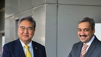 **RDS: IMAGE VIA @MEAIndia** New Delhi: South Korean Foreign Minister Park Jin being welcomed on his arrival, in New Delhi, Friday, April 7, 2023. (PTI) **RDS: IMAGE VIA @MEAIndia** New Delhi: South Korean Foreign Minister Park Jin being welcomed on his arrival, in New Delhi, Friday, April 7, 2023. (PTI)