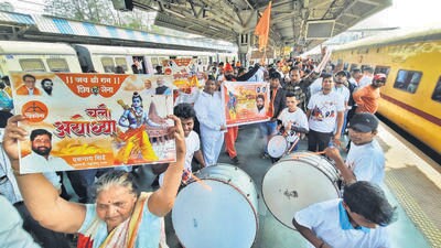 Thane, India - April, 07, 2023: Thane Maharashtra Chief Minister Eknath Shinde will go to Ayodhya on April 9 while ShivSainik of (Shinde group) left for Ayodhya by train from Thane on Friday , ,in Thane, in Mumbai, India, on,Friday, April, 07, 2023. ( Praful Gangurde / HT Photo) Thane, India - April, 07, 2023: Thane Maharashtra Chief Minister Eknath Shinde will go to Ayodhya on April 9 while ShivSainik of (Shinde group) left for Ayodhya by train from Thane on Friday , ,in Thane, in Mumbai, India, on,Friday, April, 07, 2023. ( Praful Gangurde / HT Photo)