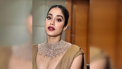 Janhvi Kapoor's saree has modern draping and she teamed it with a corset-inspired blouse featuring a plunging neckline. (Instagram/@janhvikapoor) Janhvi Kapoor's saree has modern draping and she teamed it with a corset-inspired blouse featuring a plunging neckline. (Instagram/@janhvikapoor)
