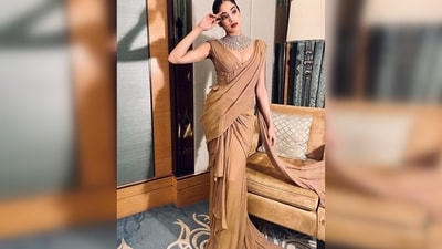 Janhvi Kapoor looks drop dead gorgeous in this unique Tarun Tahiliani creation. (Instagram/@janhvikapoor) Janhvi Kapoor looks drop dead gorgeous in this unique Tarun Tahiliani creation. (Instagram/@janhvikapoor)