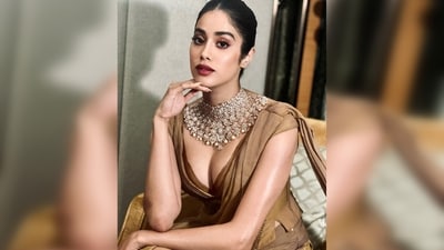 Janhvi Kapoor dazzled with smokey eyes, bold lips and statement jewellery. (Instagram/@janhvikapoor) Janhvi Kapoor dazzled with smokey eyes, bold lips and statement jewellery. (Instagram/@janhvikapoor)