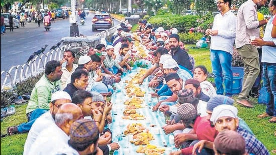 Fashion Street Ganpati Mandal organises iftar for 300 Muslim workers