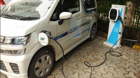 Electric cars and cabs sold in Delhi increased from 331 in January to 510 in February and 1,493 in March, which amounts to an increase of 192% in March compared to February, officials said. (HT Photo)