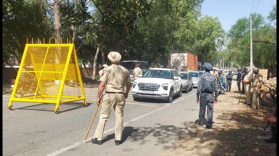 Rapid Action Force and Punjab Police personnel check vehicles in Talwandi Sabo on Friday. (Sanjeev Kumar/HT Photo)